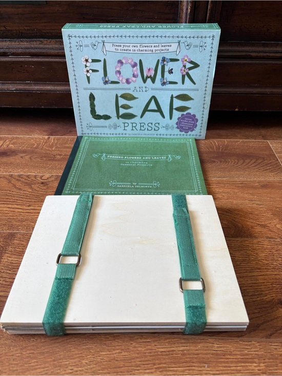 Other - Flower and Leaf Press kit with book